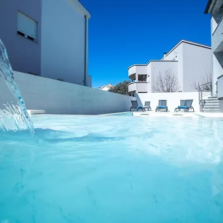 Apartment Wave With A Pool - Ae1551 *